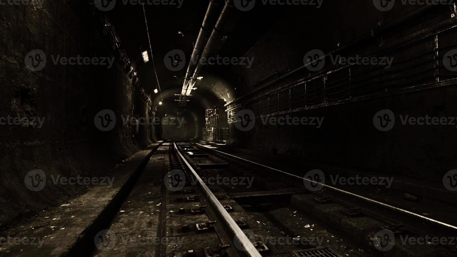 lumière la nuit dans le tunnel du métro de la vieille ville photo