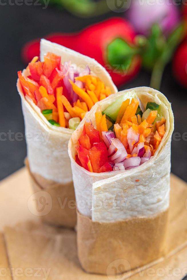 doner kebab légume lavash pain sandwich shawarma burrito pita remplissage végétarien végétarien photo