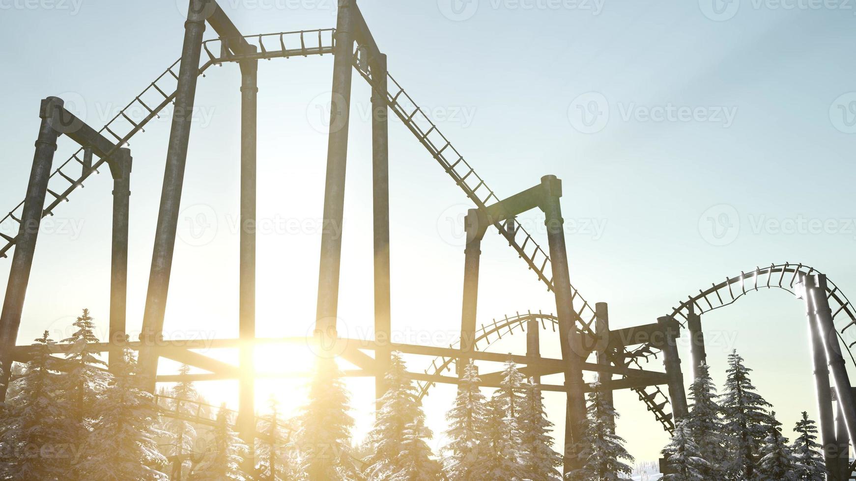 vieille montagne russe au coucher du soleil dans la forêt photo