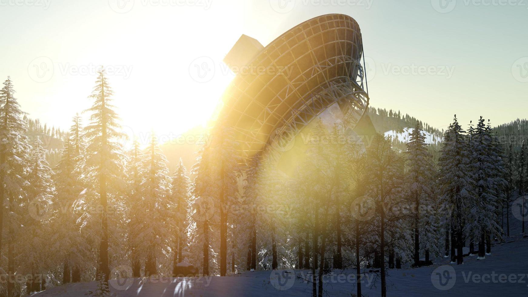 le radiotélescope de l'observatoire en forêt au coucher du soleil photo