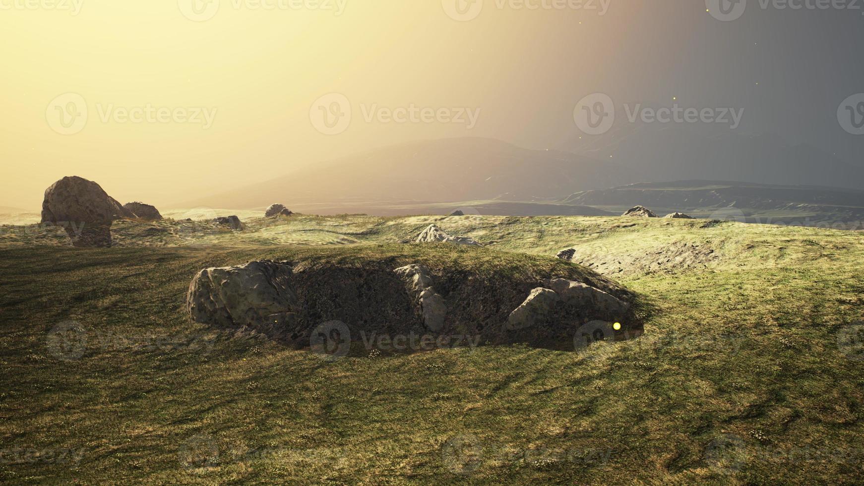 paysage de montagne au coucher du soleil avec ton au premier plan sur le terrain photo