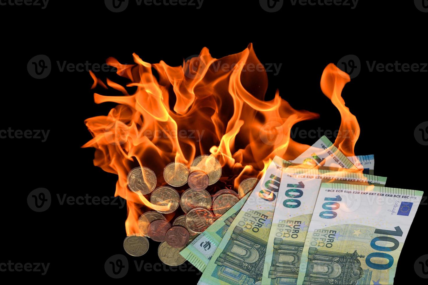 l'inflation dans le monde avec de nombreux billets et pièces de 100 euros en feu avec du noir photo