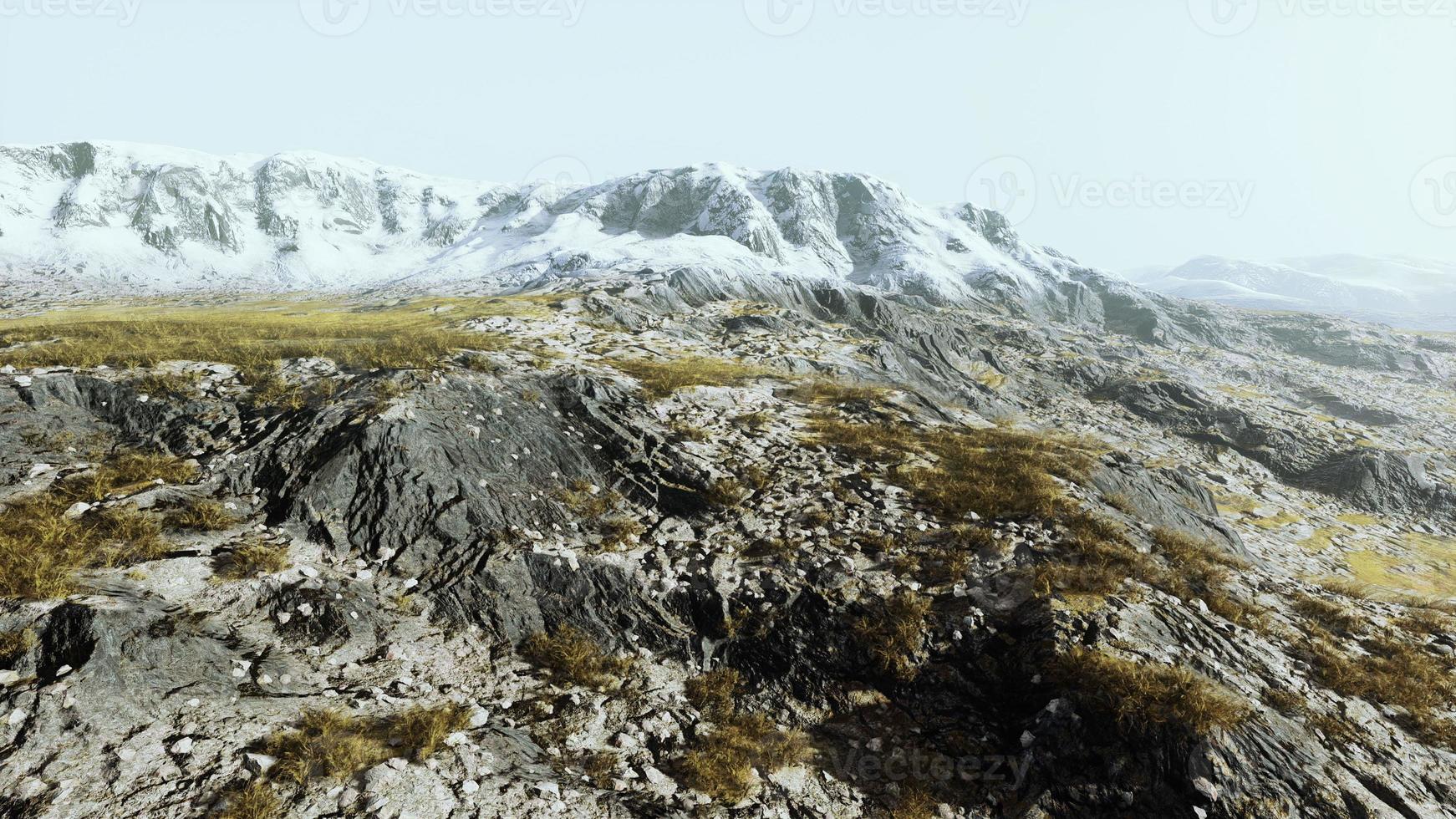 paysage avec une montagne aride recouverte de glace photo