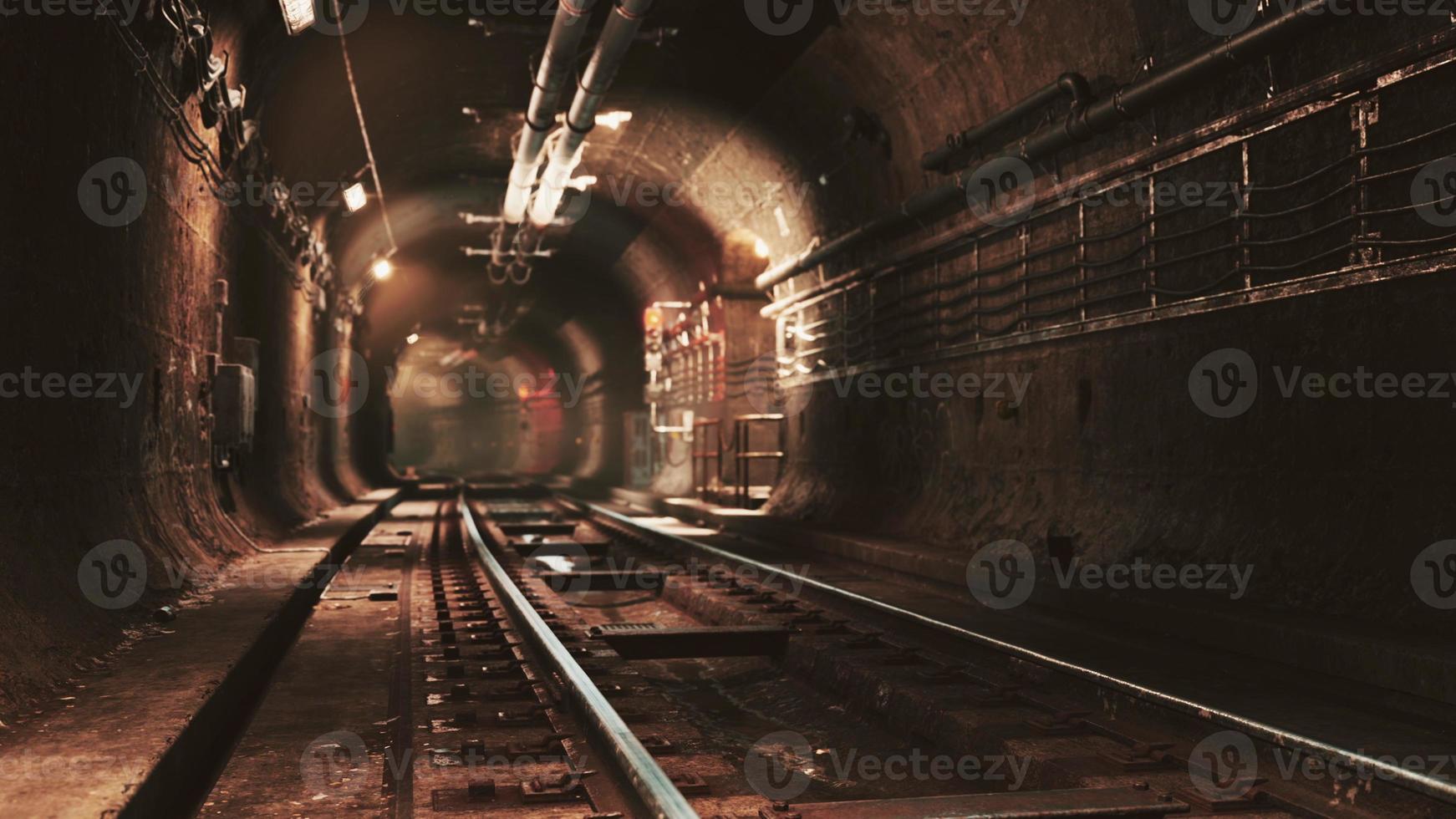 lumière la nuit dans le tunnel du métro de la vieille ville photo