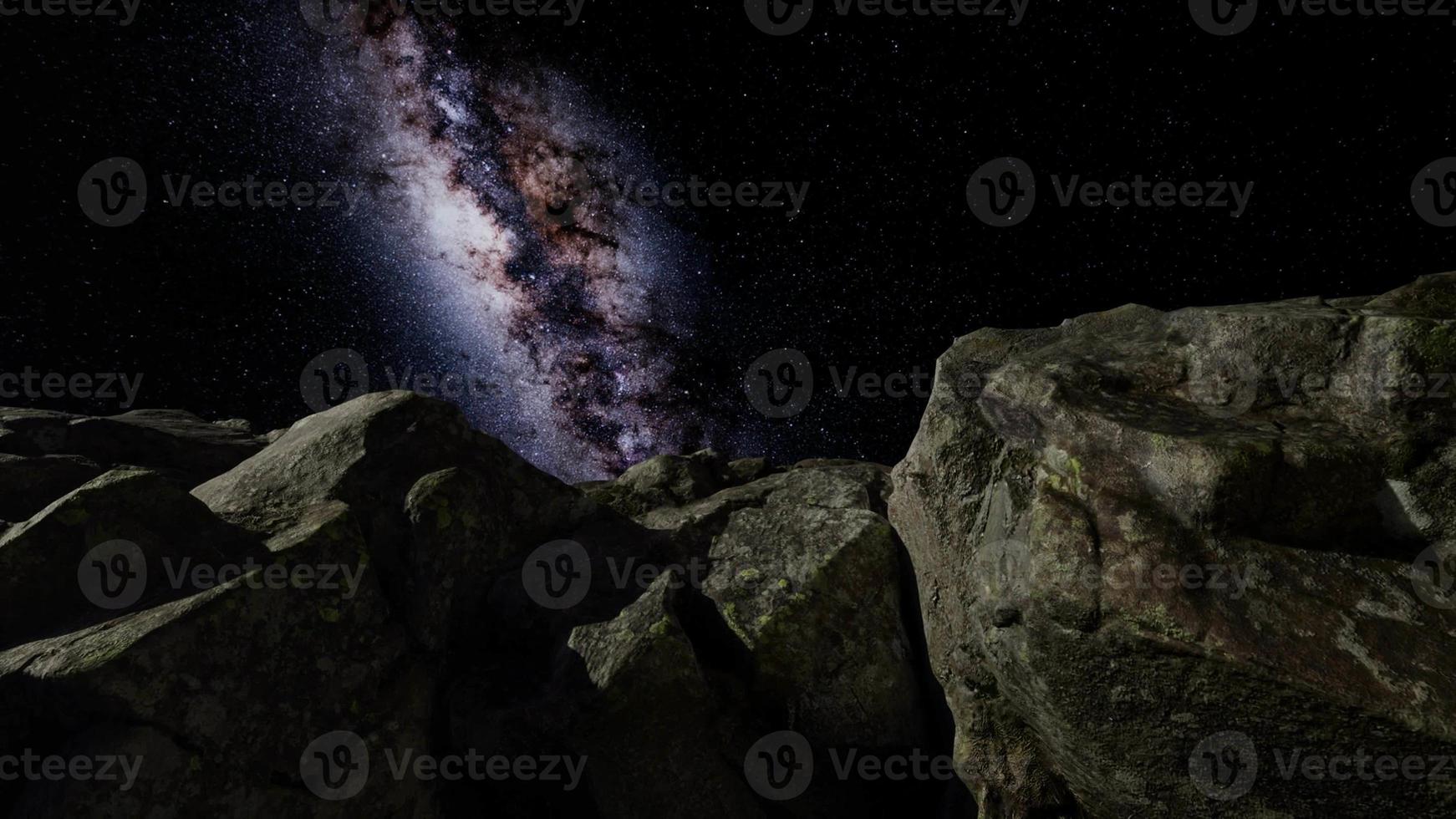 Sentiers d'étoiles d'astrophotographie 4k sur les parois du canyon de grès. photo