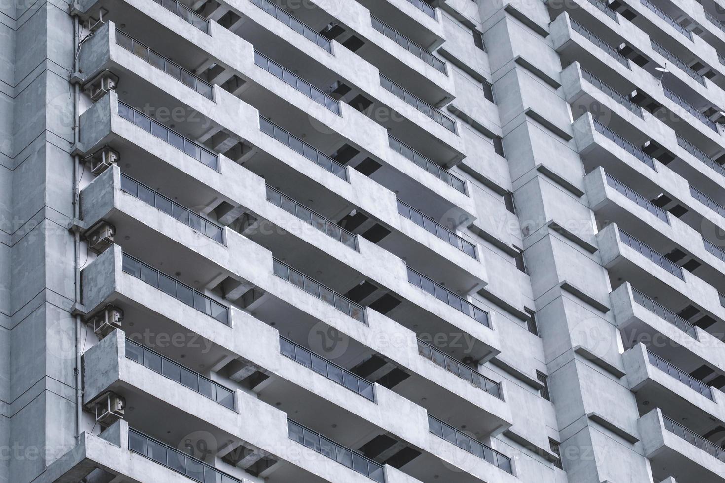 fragment abstrait d'architecture contemporaine, vue abstraite des balcons dans un bâtiment. photo