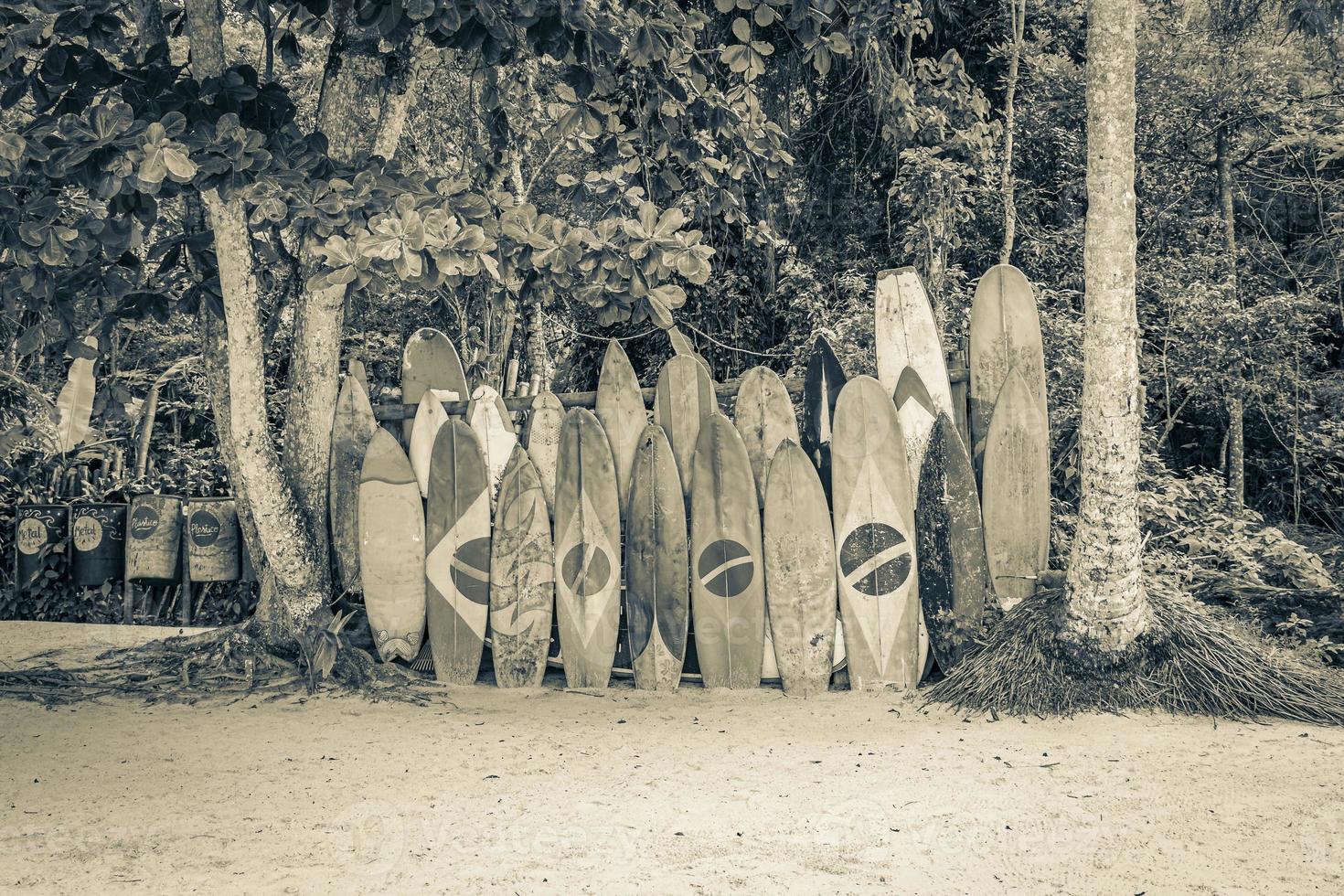 planches de surf cool drapeau brésilien ilha grande rio de janeiro brésil. photo