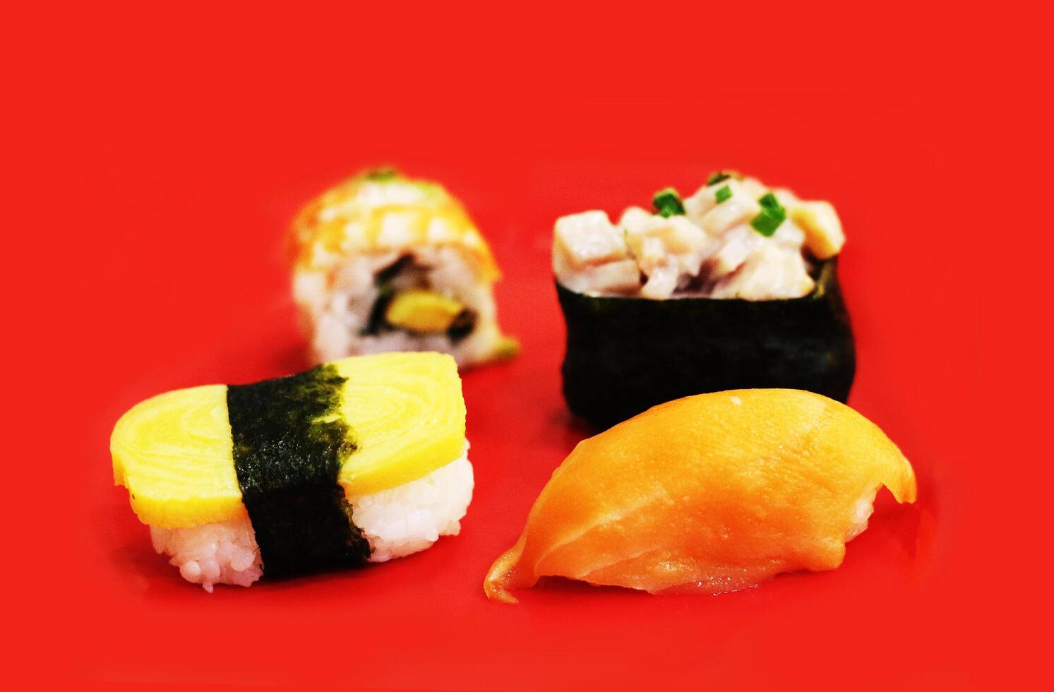 sushi sur plaque rouge photo