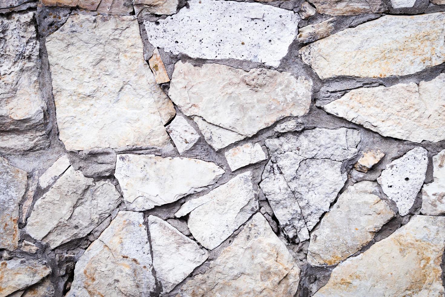 texture de pierre. mur gris foncé et brownstone en pierre naturelle. fermer. fond de mur en moellons. photo