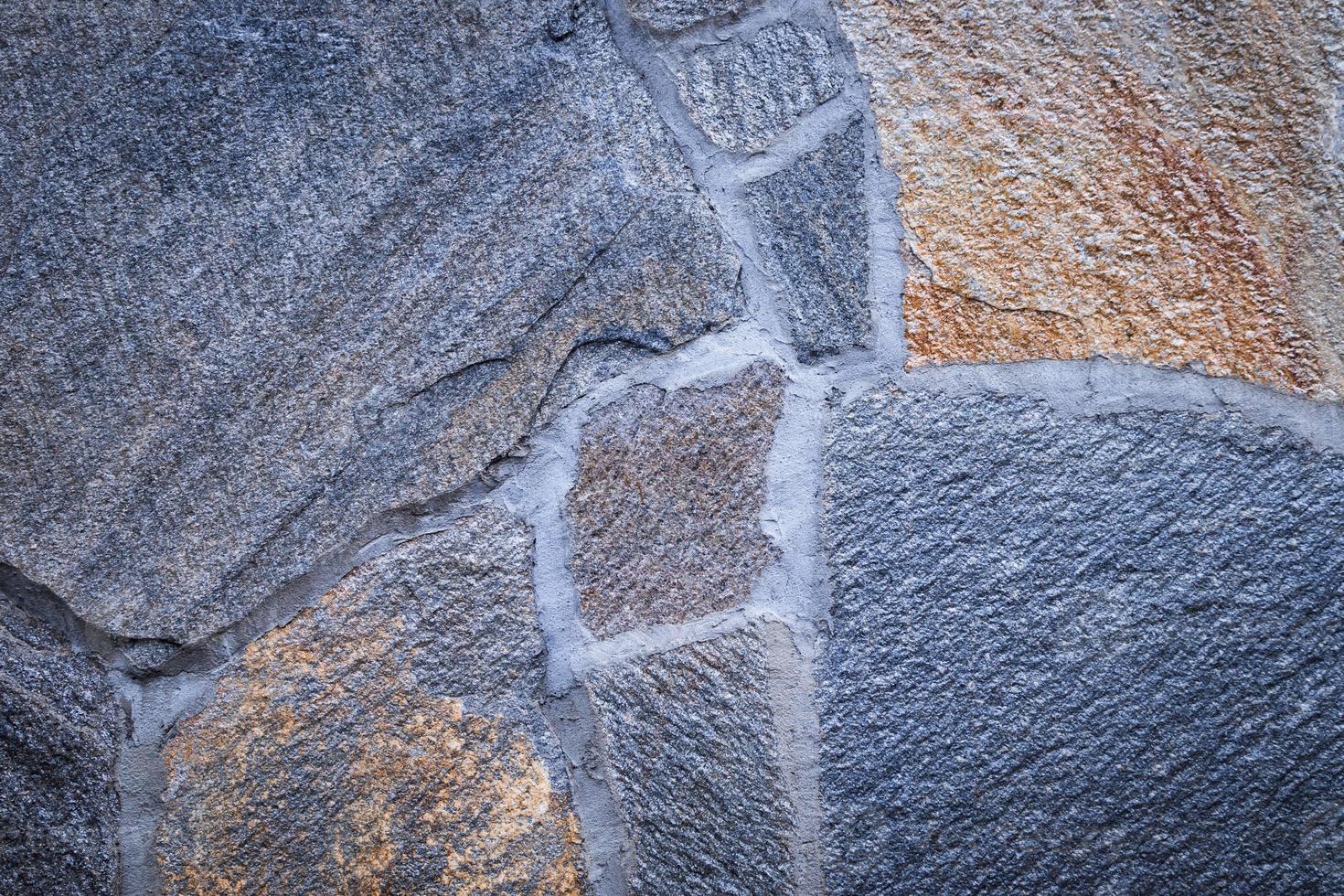 texture de pierre. mur gris foncé et brownstone en pierre naturelle. fermer. fond de mur en moellons. photo