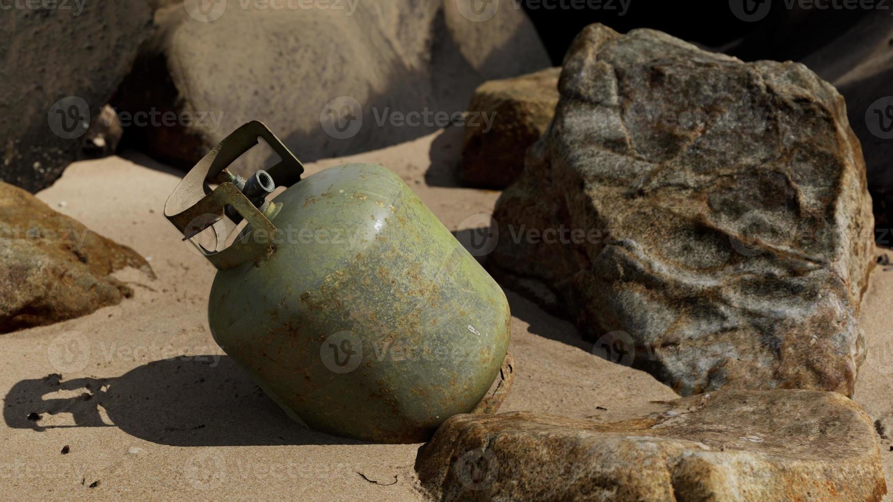 Ancienne bouteille de gaz de cuisine sur la plage de sable photo