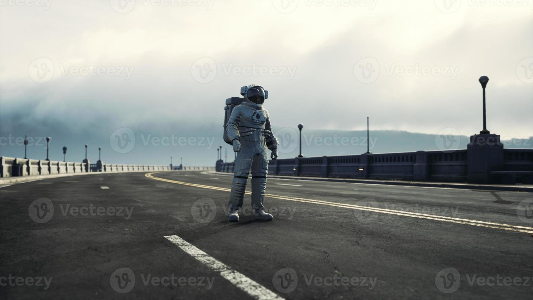 astronaute en combinaison spatiale sur le pont routier photo