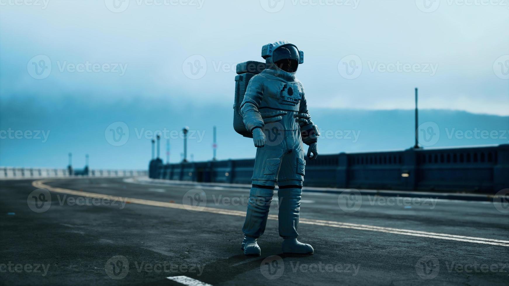 astronaute en combinaison spatiale sur le pont routier photo