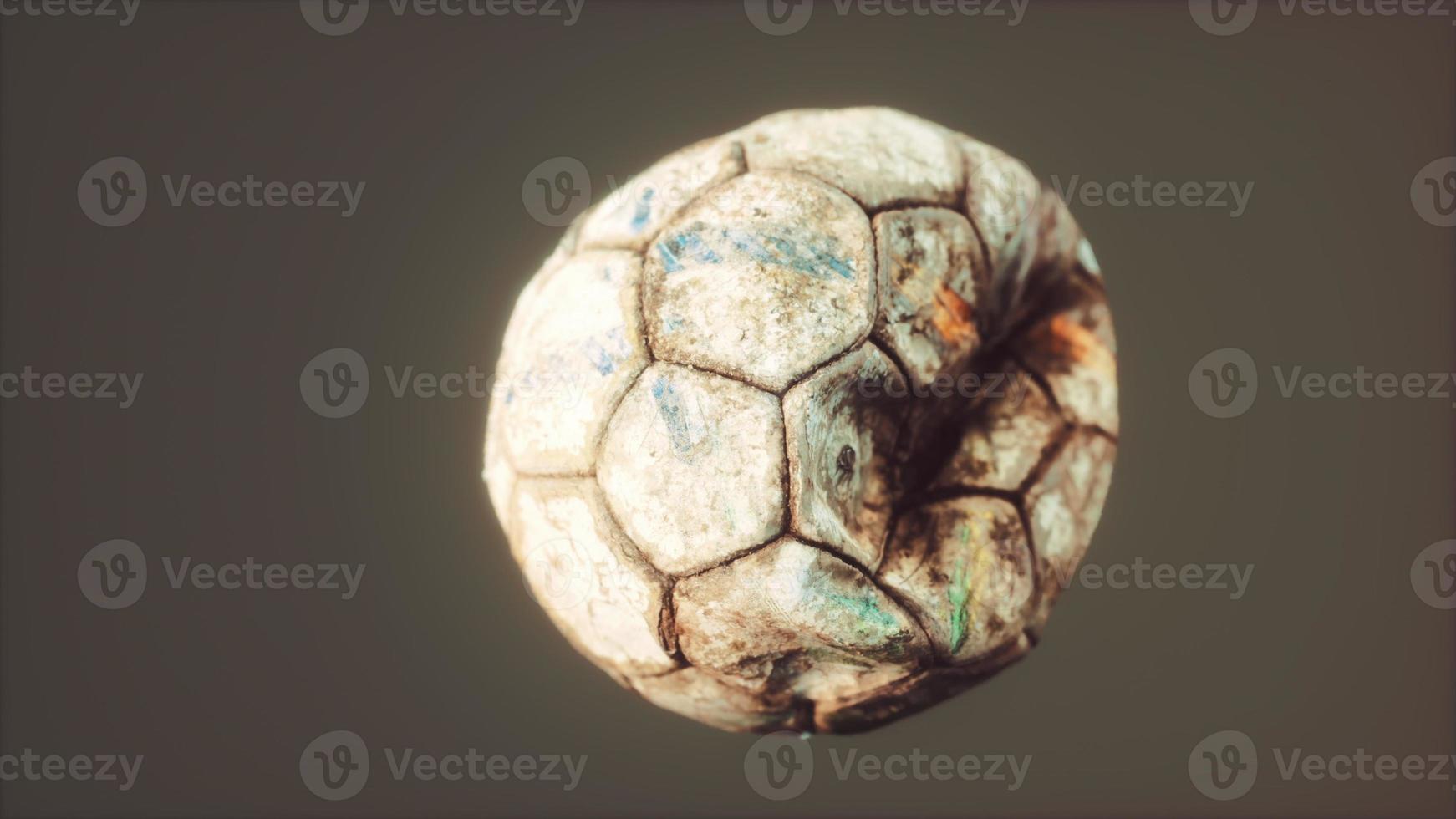 vieux ballon de football en cuir dégonflé photo