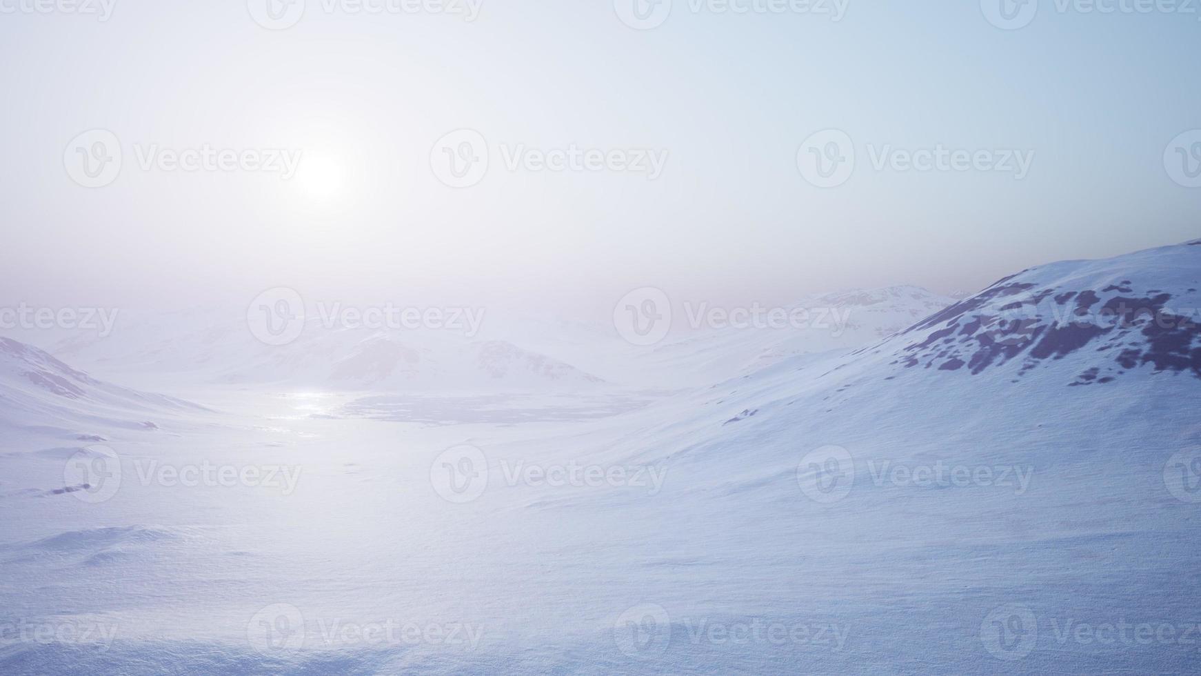 paysage aérien de montagnes enneigées et de rivages glacés en antarctique photo