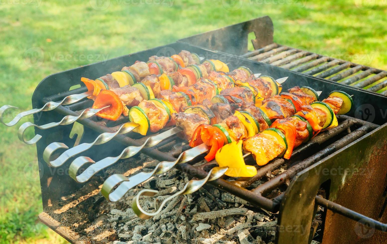 légumes et viande au barbecue. photo