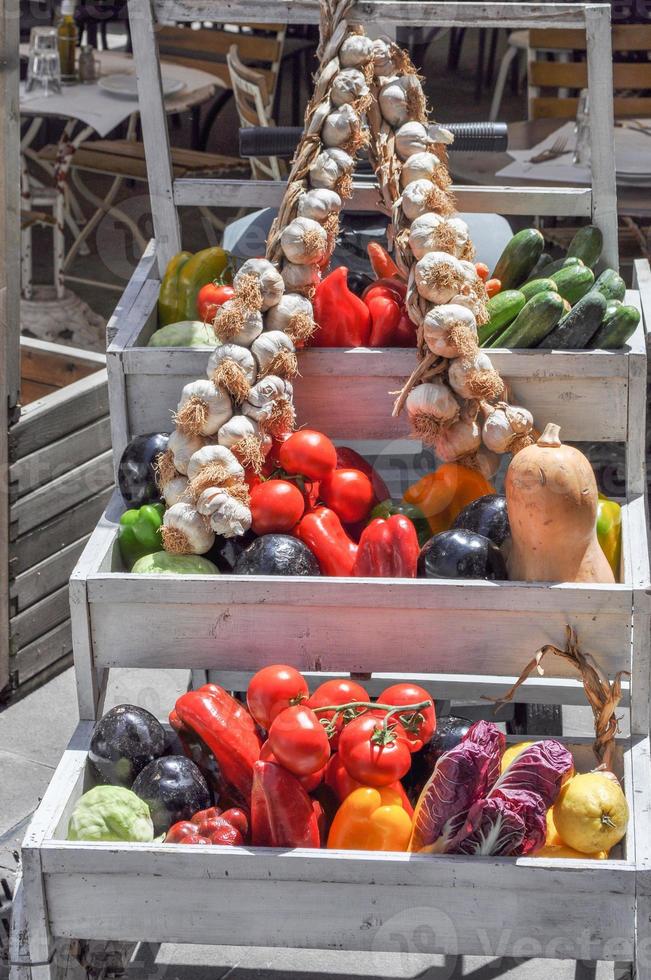 légumes sur une étagère de supermarché photo