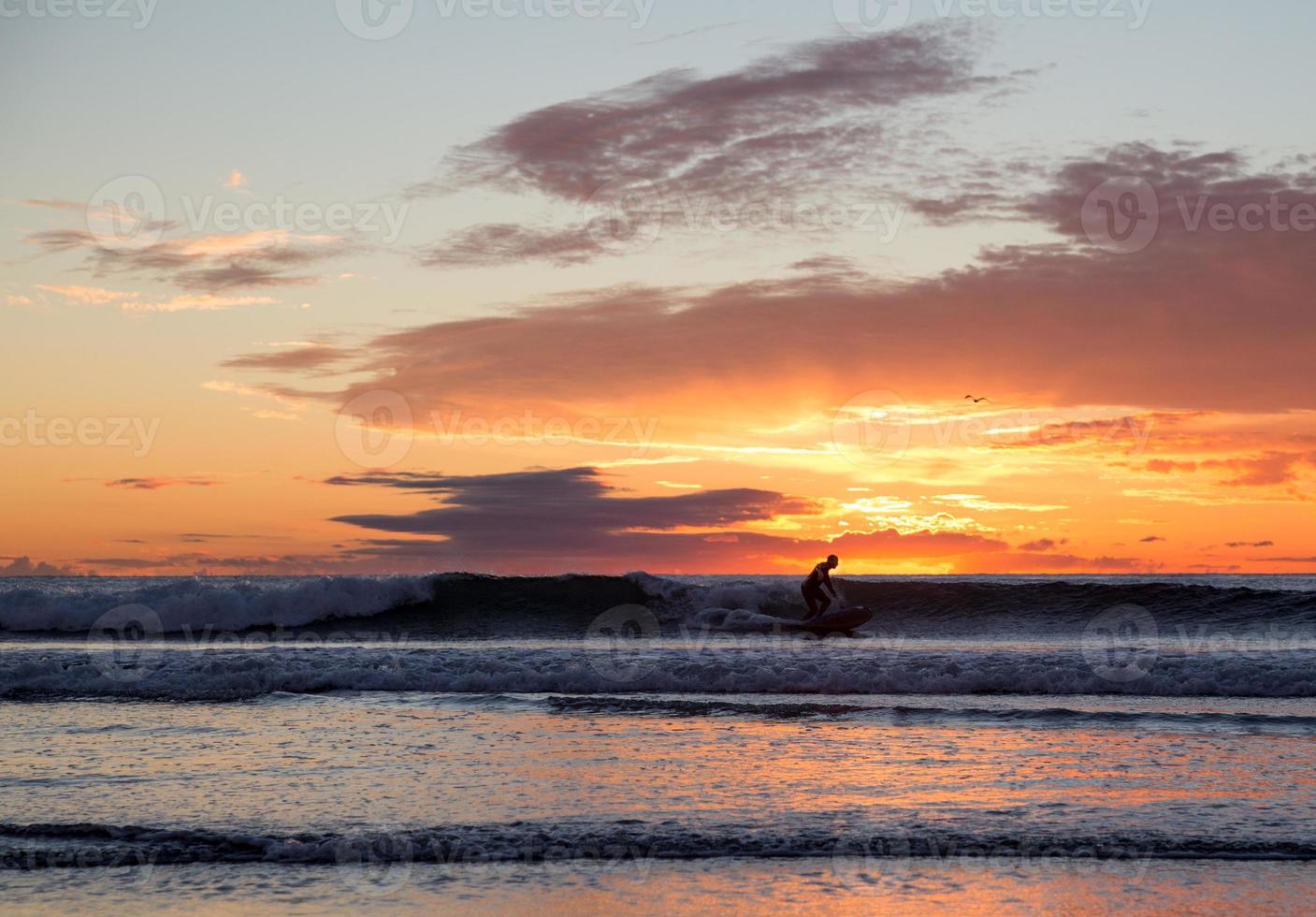 session de surf au coucher du soleil photo