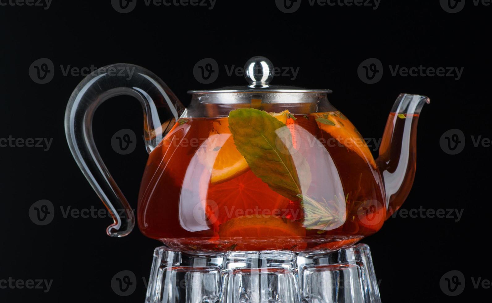 thé à la menthe dans une théière transparente photo