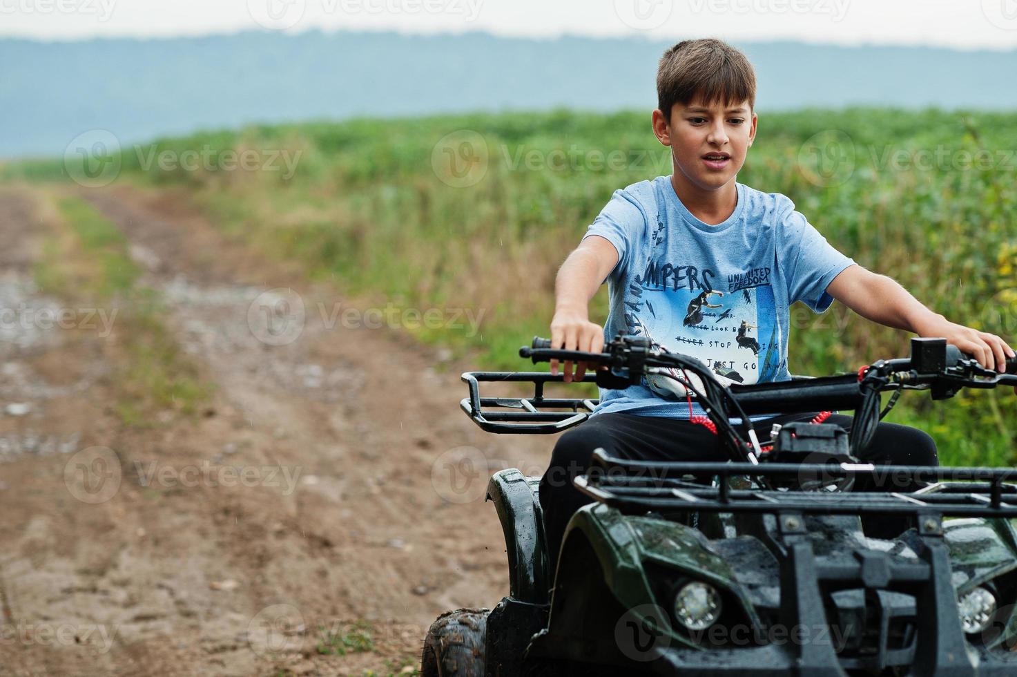 garçon conduire quatre-wheller atv quad bike. photo