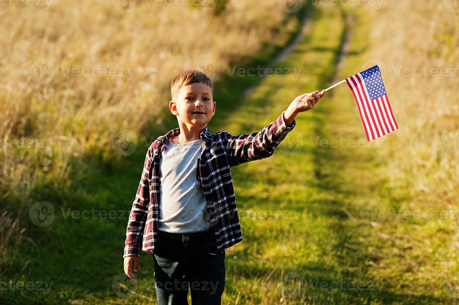 petit garçon avec drapeau usa en plein air. l'Amérique en fête. photo