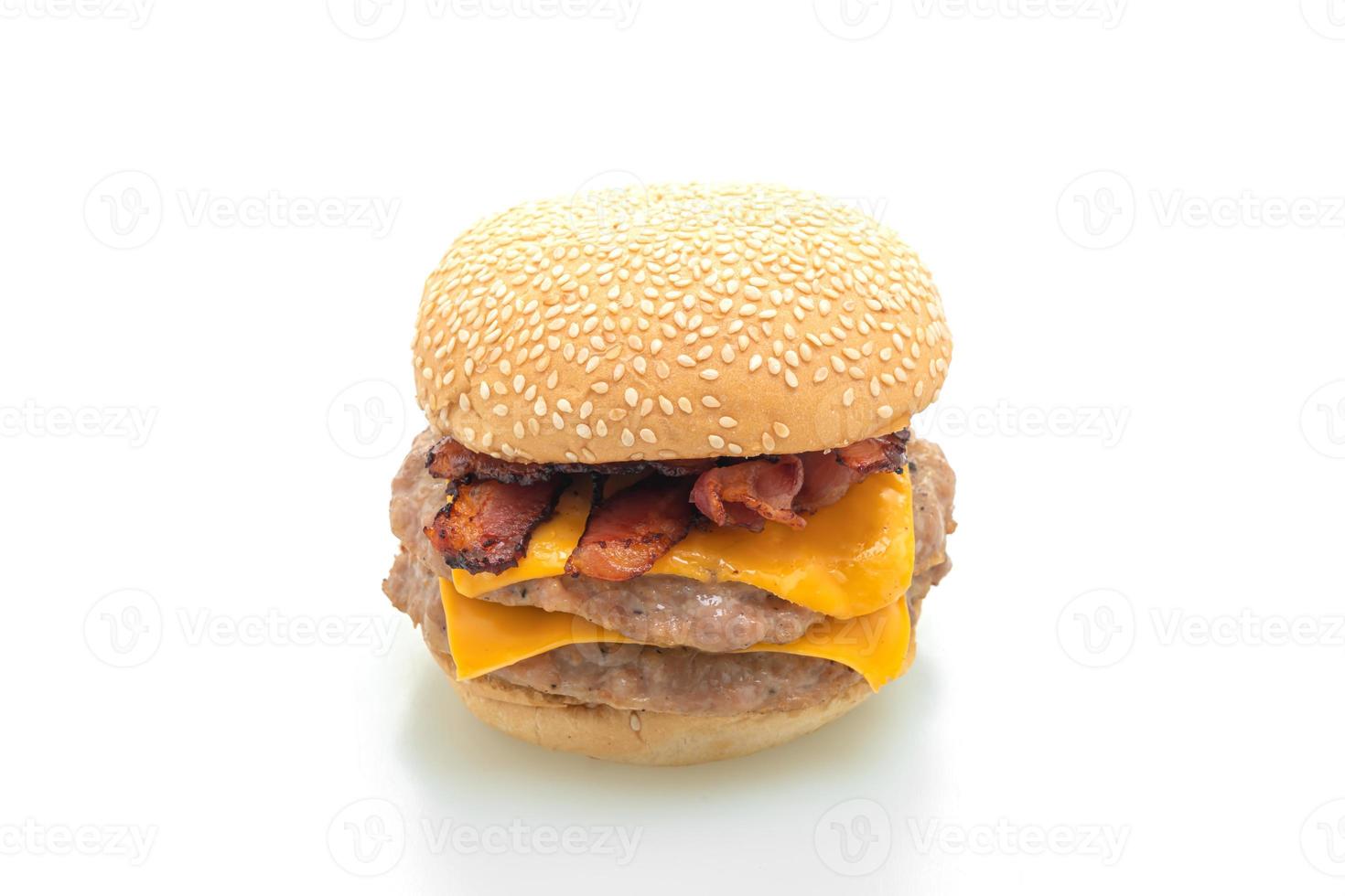 Hamburger de porc ou burger de porc avec fromage et bacon sur fond blanc photo