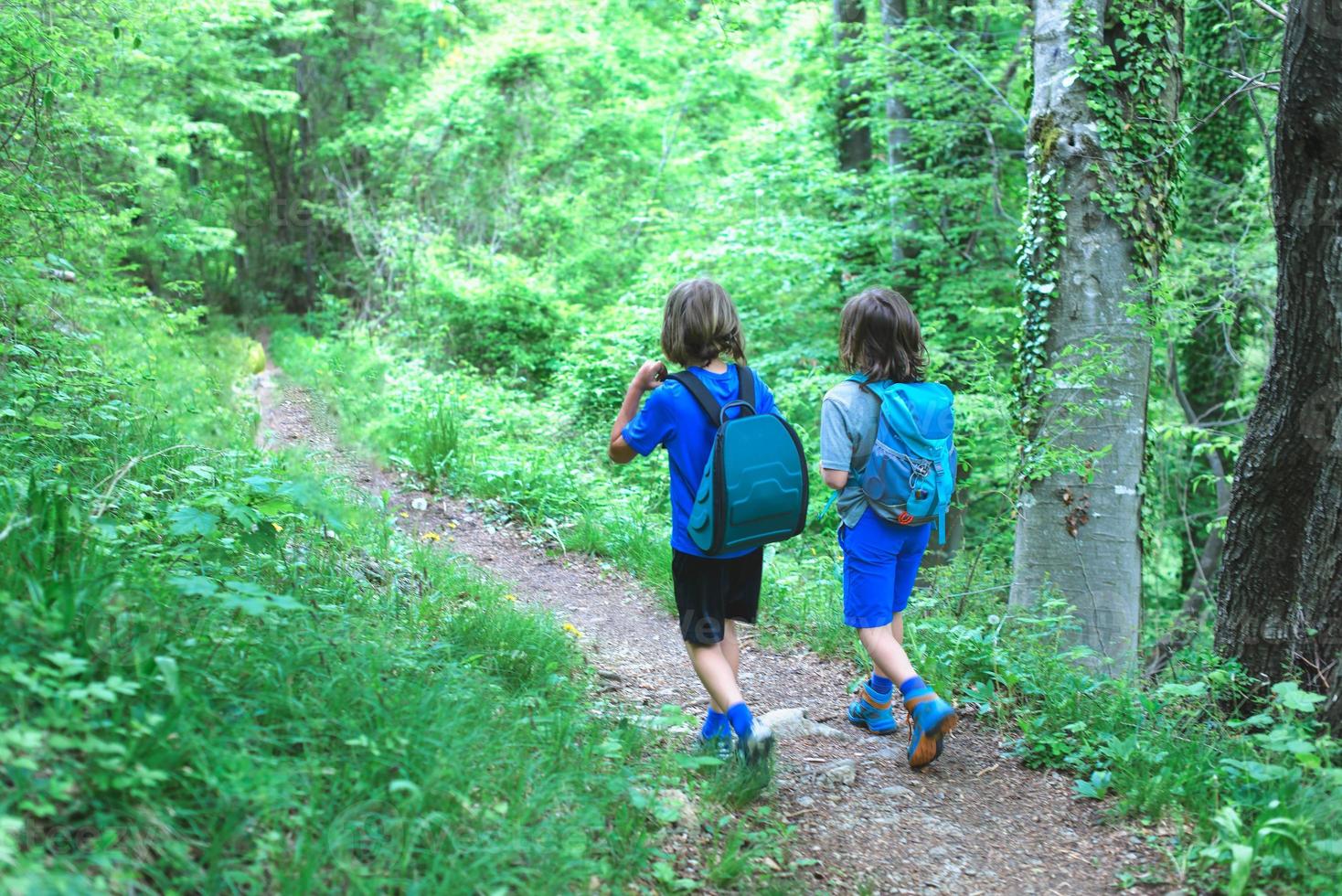 deux enfants marchent sur un chemin photo