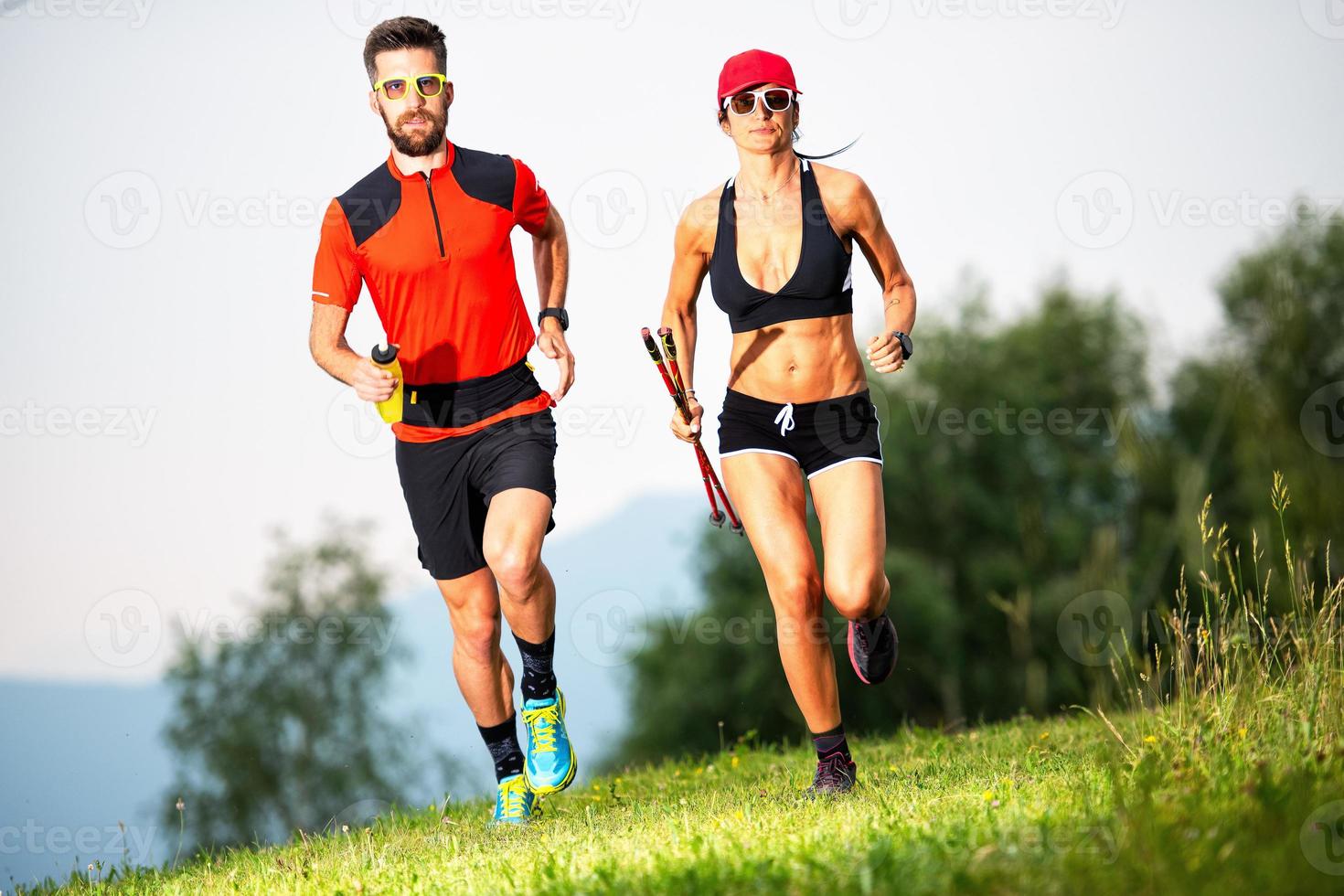 couple d'athlètes coureurs de montagne lors d'une séance d'entraînement photo