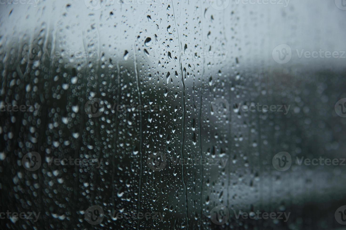 gouttes de pluie floues sur la surface des vitres avec fond nuageux. concept de fond dramatique photo