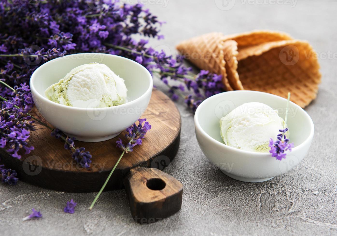 glace et fleurs de lavande photo