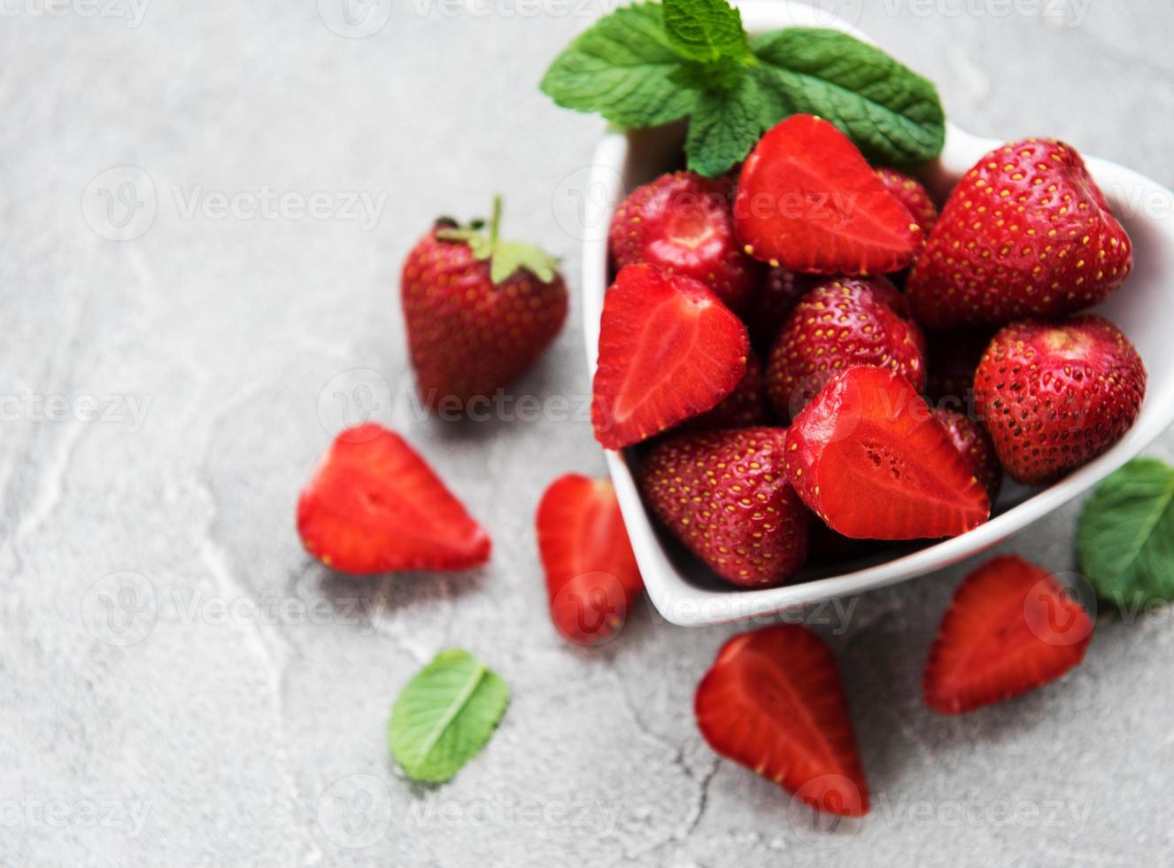 bol avec des fraises fraîches photo
