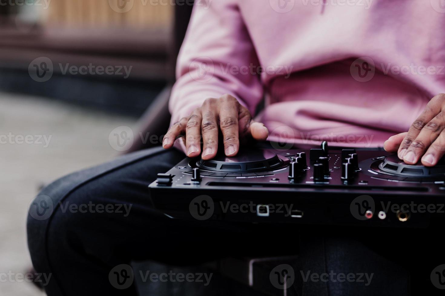 DJ masculin jouant de la musique en ville photo