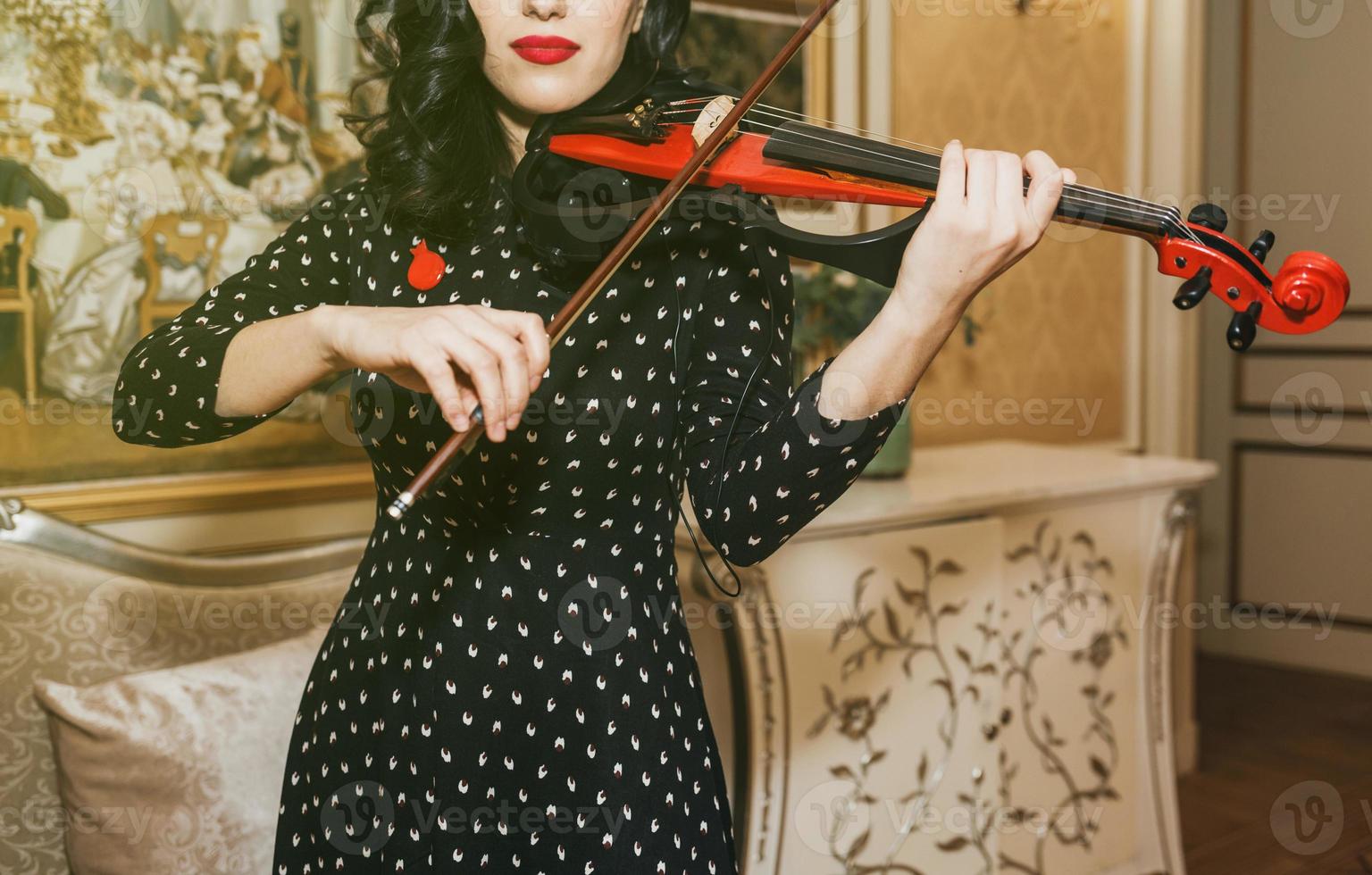 femme aux lèvres rouges jouant du violon photo