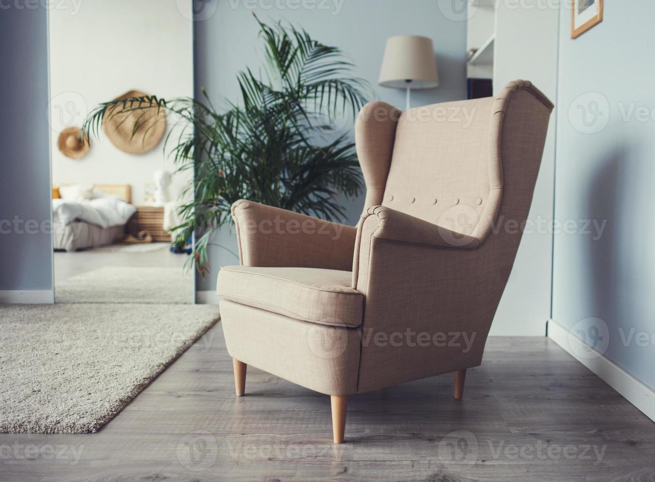 fauteuil sur parquet photo