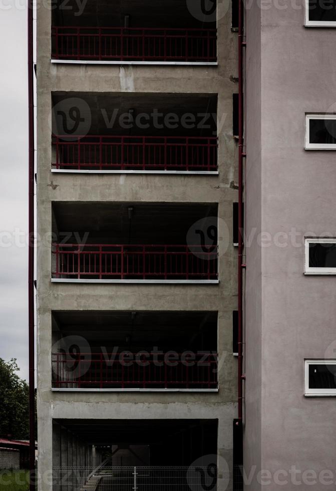 nouveau bâtiment de stationnement. photo