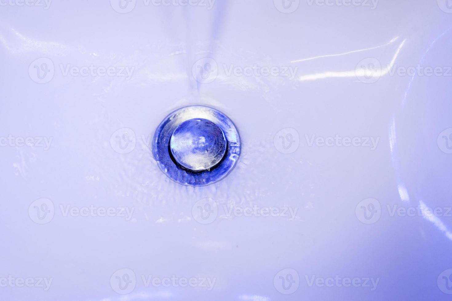 flux d'eau propre coule photo