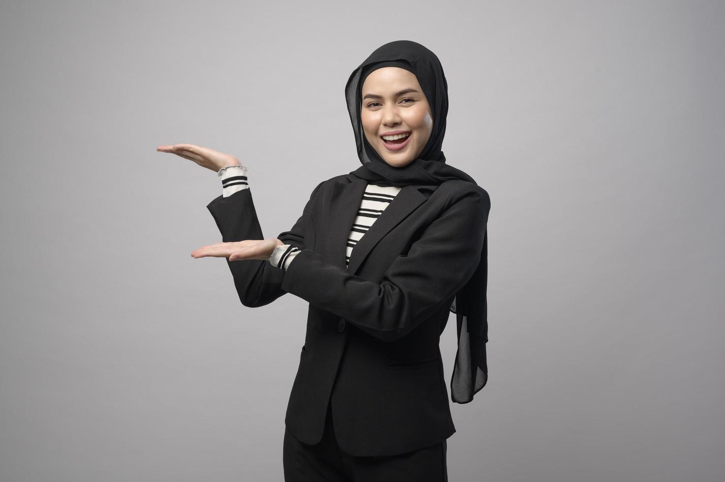 Belle femme d'affaires avec portrait hijab sur fond blanc photo