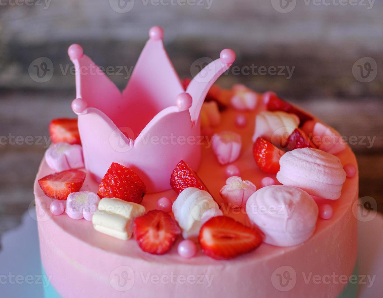 beau gâteau rose fait maison avec couronne de princesse photo