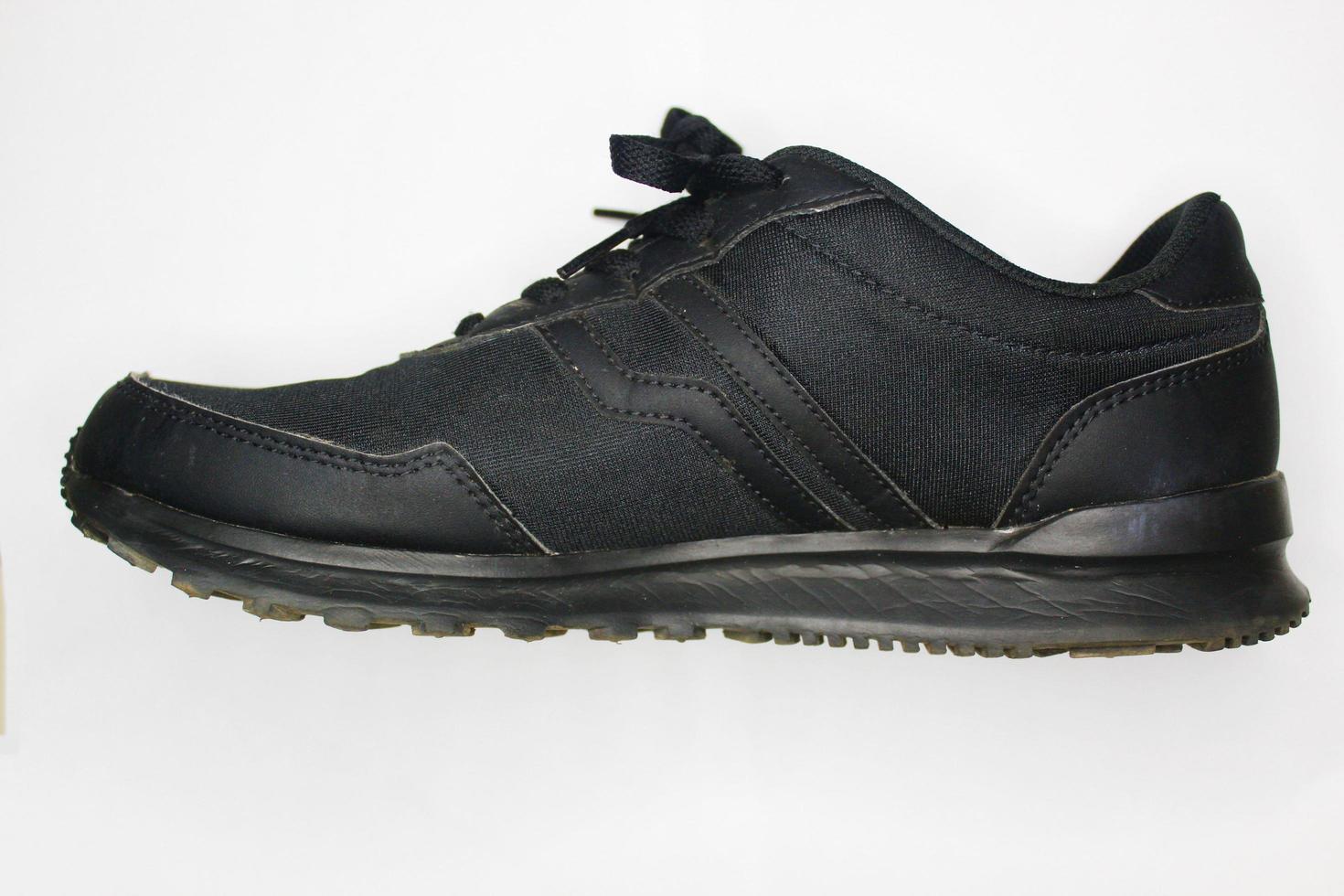 chaussures de sport noires sur fond blanc photo