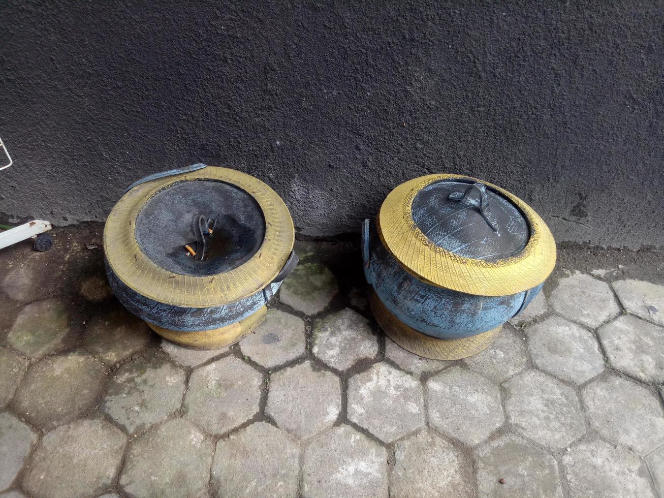 deux poubelles fabriquées à partir de vieux pneus en caoutchouc photo