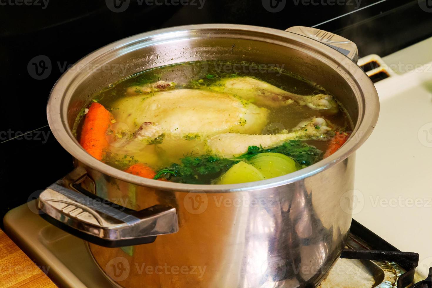 soupe au poulet dans un bol avec des craquelins. photo