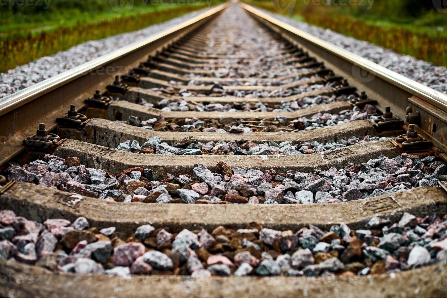 ligne de voie ferrée allant à distance, voie ferrée avec pierre concassée, deux rails parallèles photo