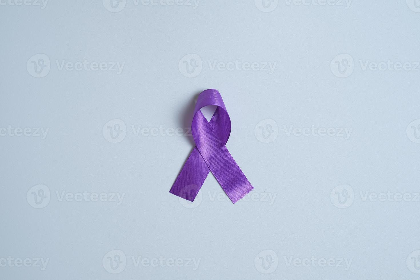 ruban violet comme symbole du concept de la journée mondiale du cancer photo