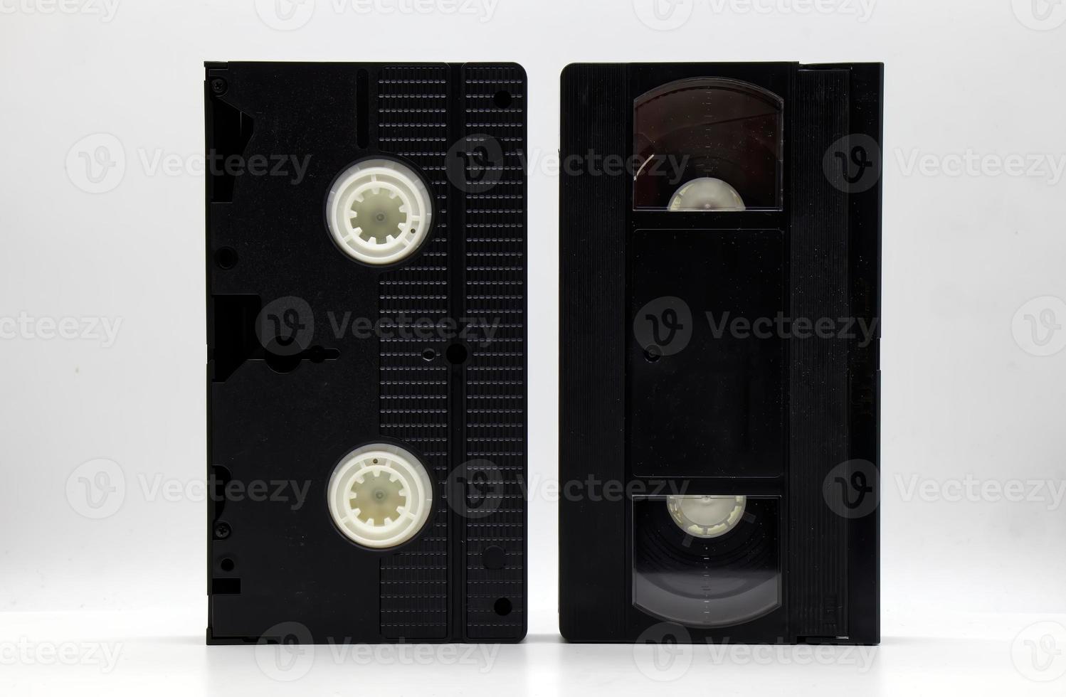 cassette vidéo vhs vintage sur fond blanc. technologie de style rétro des années 90 photo