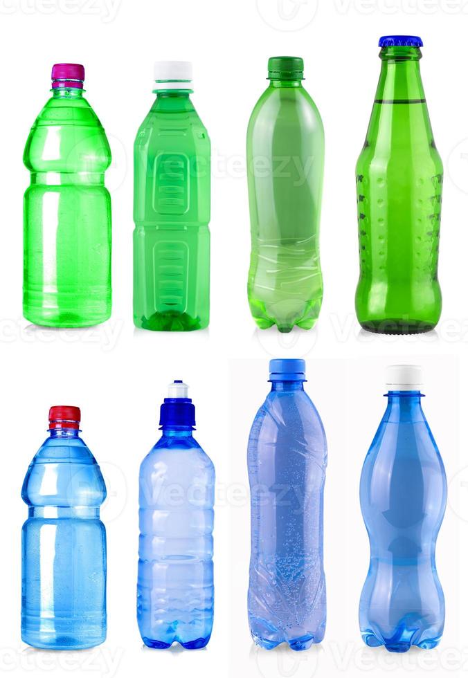 la bouteille d'eau verte et bleue isolée sur fond blanc photo