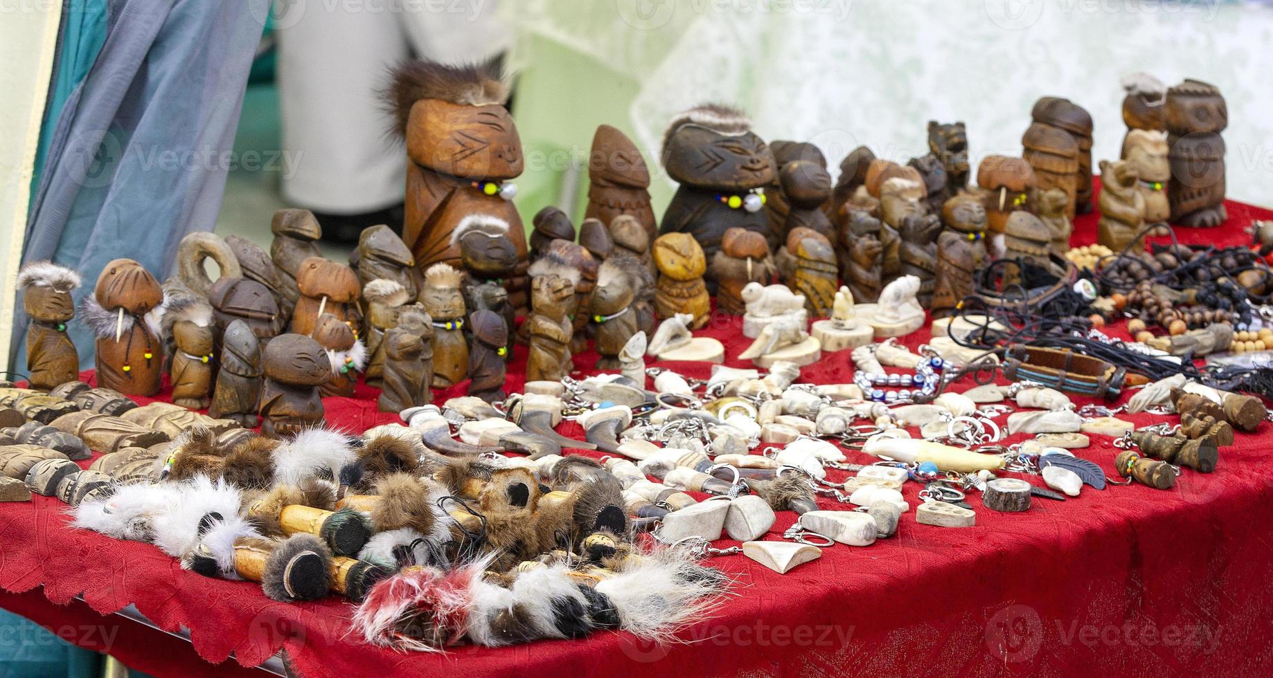 Souvenirs aborigènes du Kamtchatka à vendre sur fond rouge photo