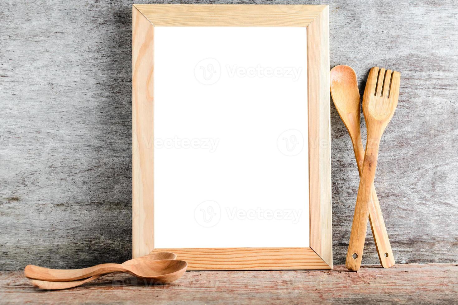 cadre en bois vide et accessoires de cuisine. photo