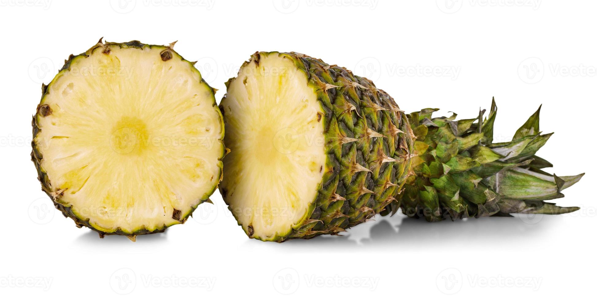 L'ananas frais coupé en deux sur fond blanc photo