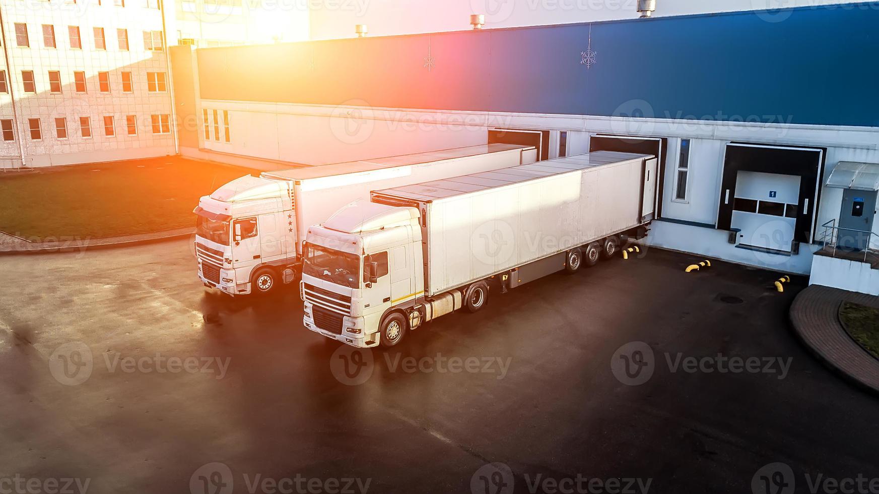 les camions sont chargés dans un centre logistique moderne photo