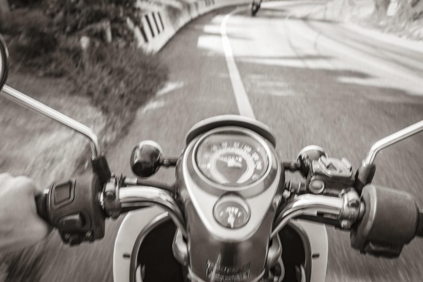 conduire et louer des scooters cyclomoteurs motos à koh samui en thaïlande. photo